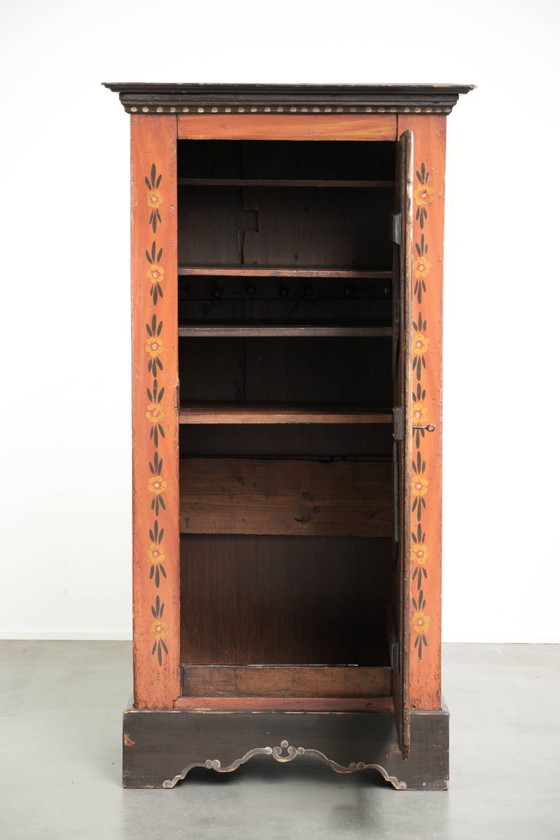 Einzigartiger antiker österreichischer handbemalter Brautschrank mit schöner Patina und funktionierendem (photo 2 of 13)