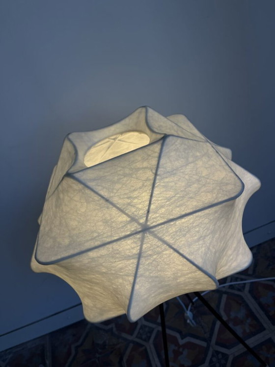 Cocoon Tripod Stehleuchte, Goldkant Leuchten – Stehleuchten, Metal (photo 7 of 15)