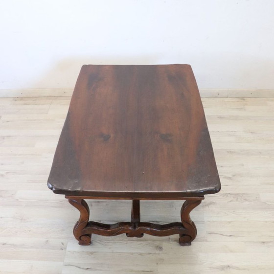 Image 1 of Mesa de centro de nogal macizo, Italia, principios del siglo XX.