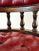 Chesterfield bureaustoel van rood leer met tijdloos karakter
