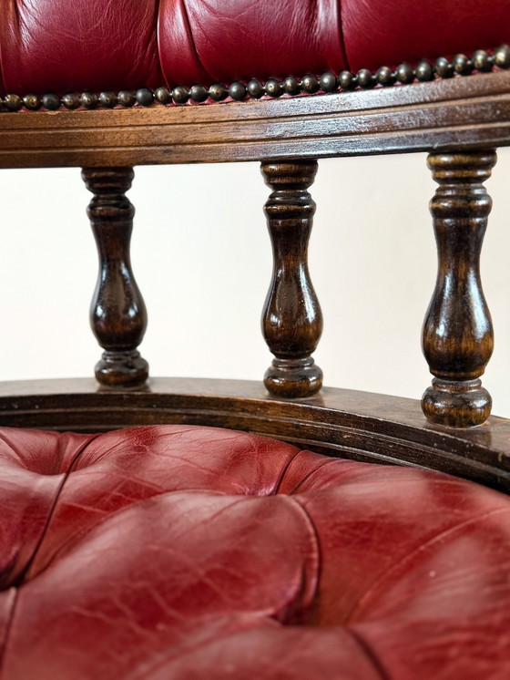 Image 1 of Silla de escritorio Chesterfield de cuero rojo con carácter atemporal