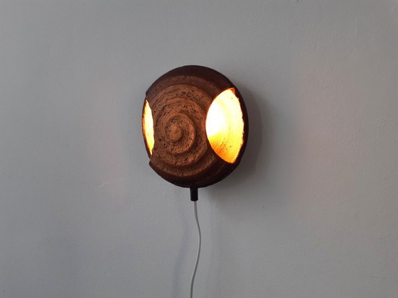 Image 1 of Keramieken vintage wandlamp, chamotte klei, brutalist wandlamp, bruine aardewerken mcm lamp
