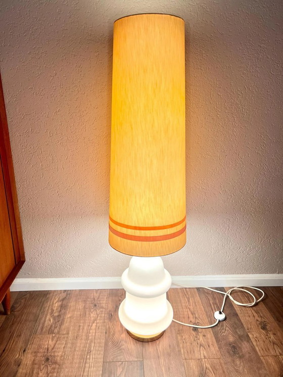 Image 1 of 1970er Jahre große Space-Age Opalglas-Stehlampe mit Leuchtfuß und verschiedenen Beleuchtungsmodi, mit insgesamt 3 E27 Fassungen.