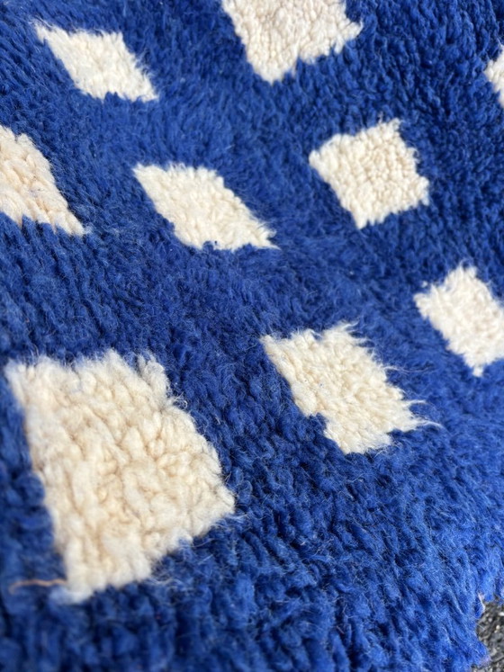 Alfombra marroquí de lana azul cobalto con cuadrados de color marfil, M’rirt hecho a mano, leslosanges (foto 3 de 10)