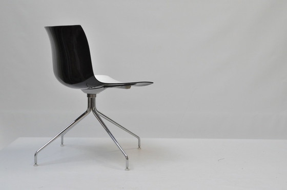 Image 1 of Sedie girevoli Arper Catifa 46 – set da 4 – scocca bianca e nera + base cromata