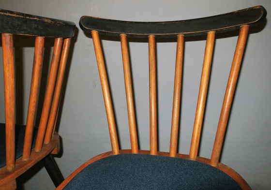Set van 4 eetkamerstoelen in mid-century stijl met uitlopende poten en marineblauwe zittingen. – Textile (photo 10 of 11)