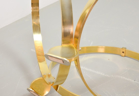 Image 1 of Mesa baja redonda de latón Knut Hesterberg con tapa de cristal ahumado para Ronald Schmitt. Alemania, 1970s.