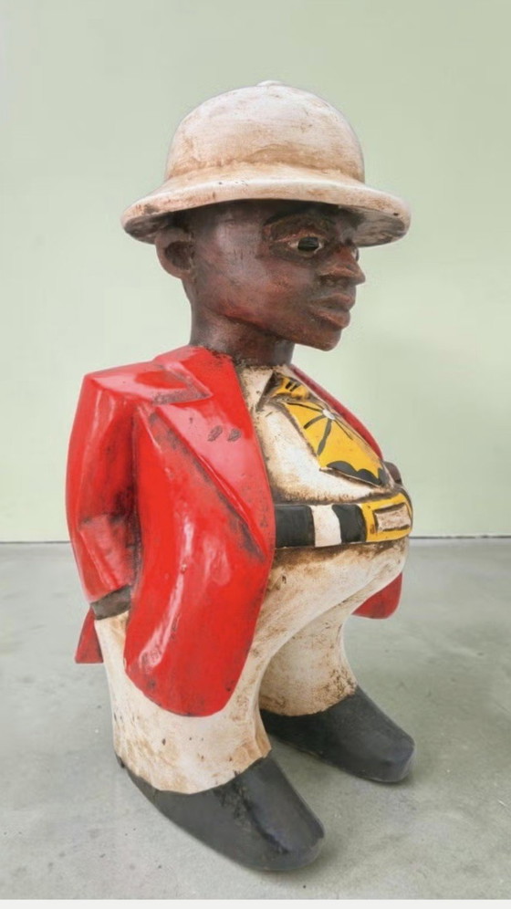Image 1 of Afrikaner mit dickem Bauch und tropischem Helm