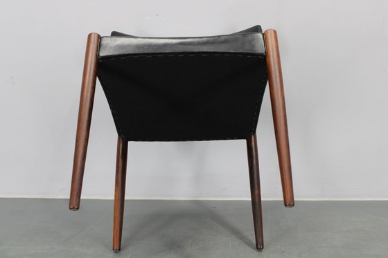 Image 1 of    	 1960er Satz von sechs hölzernen Esszimmerstühlen mit schwarzem Kunstlederbezug, Dänemark