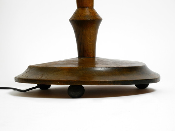 Image 1 of Preciosa lámpara de pie grande original alemana de los años 30 de madera de roble oscuro sin pantalla