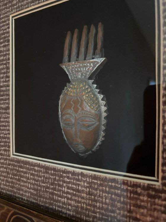 Image 1 of Cadre en bois sculpté à la main avec masque africain