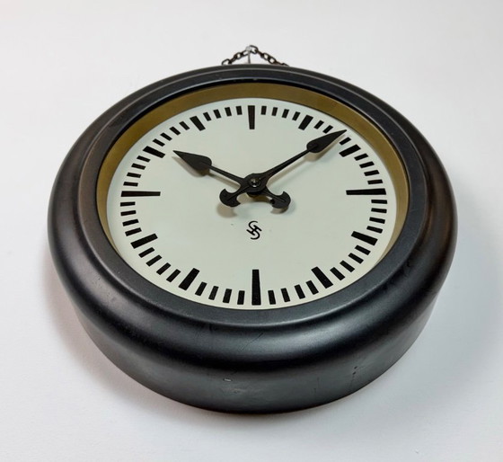 Image 1 of Reloj de pared industrial negro de Siemens, década de 1930.