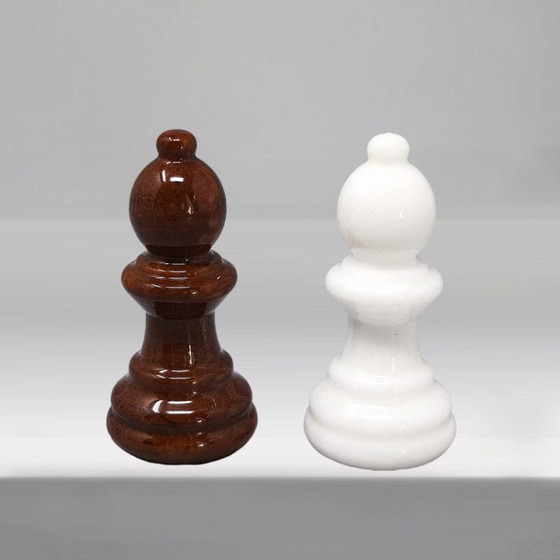 Image 1 of Magnifique jeu d'échecs marron et blanc des années 1970 en albâtre de Volterra, fait main. Fabriqué en Italie.