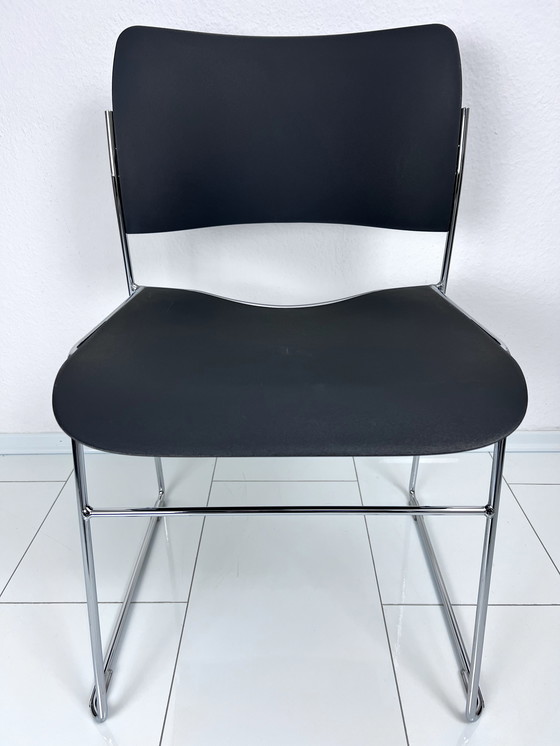 Image 1 of 2 x HOWE 40/4 bijzetstoel - Iconisch ontwerp