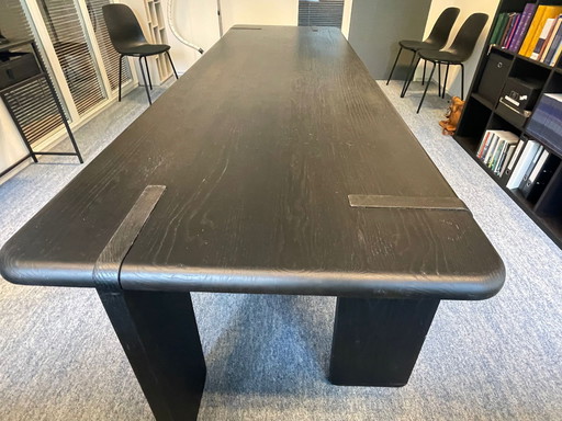 Bellissimo tavolo in rovere massello scuro, utilizzabile sia come scrivania che come tavolo da pranzo. 