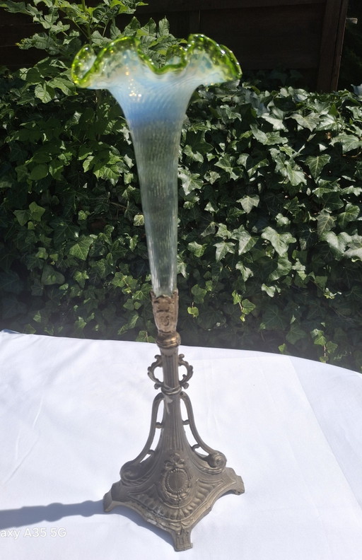 Schitterende art nouveau trompetvaas, ca. 47 cm – Boheems glas met metalen voet, circa 1900