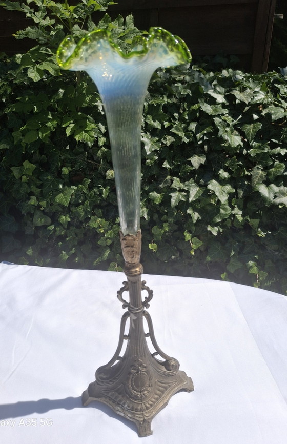 Image 1 of Schitterende art nouveau trompetvaas, ca. 47 cm – Boheems glas met metalen voet, circa 1900