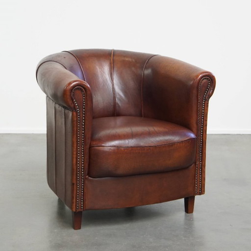 Fauteuil club en cuir de mouton couleur cognac foncé