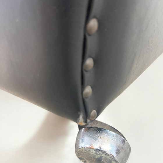 Image 1 of Estilo Art Déco - Sillón club de cuero negro años 50, con ruedas y respaldo remachado