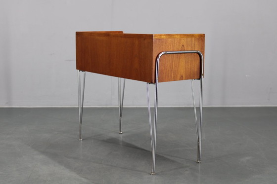 Image 1 of 1960er Jahre Dänischer Teak Regalschrank mit verchromten Beinen