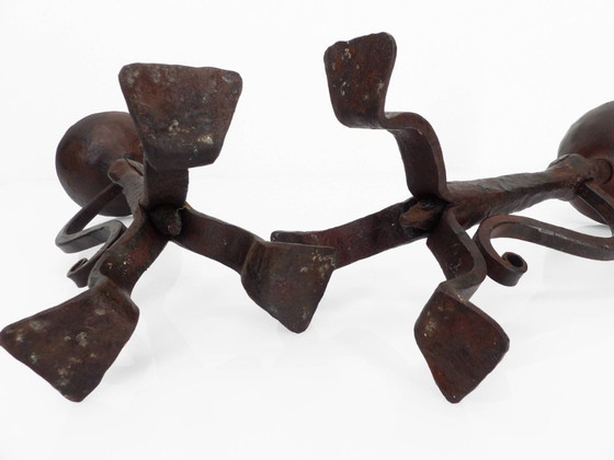 Image 1 of Een paar driepootkandelaars van smeedijzer, neogotische stijl, Frans vakmanschap, begin 20e eeuw.