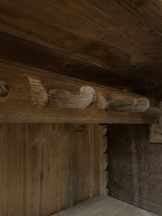 Image 1 of Armoire ancienne en bois massif nécessitant quelques réparations.