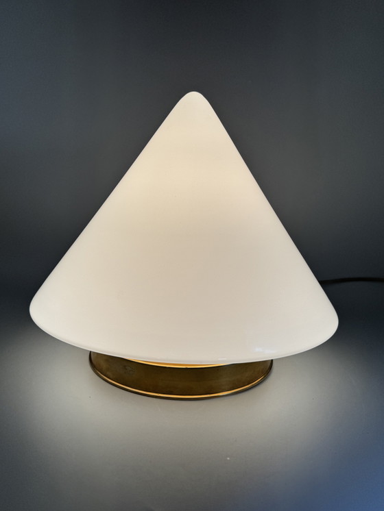 Image 1 of Plafonnier avec abat-jour conique en verre et monture en laiton