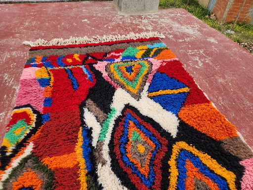 Kleurrijk Beni M’Guild tapijt 250x150 cm – Handgemaakt Marokkaans wollen tapijt – Abstract Berber kunstontwerp