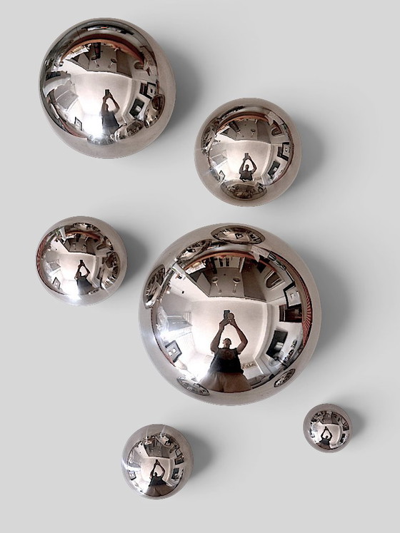 Set van 6 Sculpturale Roestvrijstalen Halve Bollen – Moderne Reflecterende Wanddecoratie – Trendy, Spiegels (photo 7 of 15)