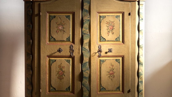 Antiker barocker bemalter Kleiderschrank aus Kiefer – Österreichisch-Ungarische Monarchie, Jahr 1794 (photo 3 of 40)