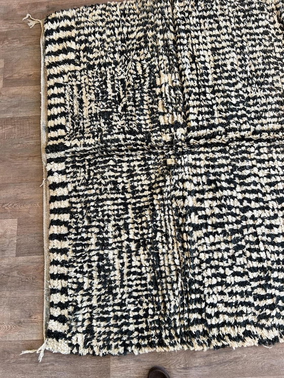 Auténtica alfombra marroquí Beni Ouraine hecha a mano para tu sala de estar, en blanco y negro, tamaño 200 cm (photo 3 of 7)