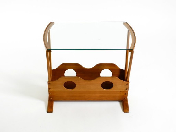 Image 1 of Preciosa mesa auxiliar moderna de mediados de siglo con revistero, fabricada en madera de fresno y cristal.
