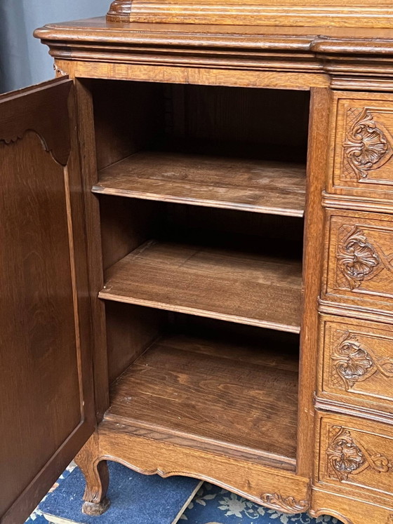Buffet de style Louis XV, en chêne massif. – Vaisseliers (photo 7 of 8)