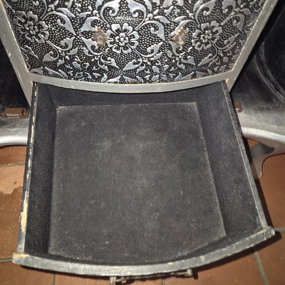 Image 1 of Cassettiera in stile barocco, argento e nero, 76x34x66 cm.