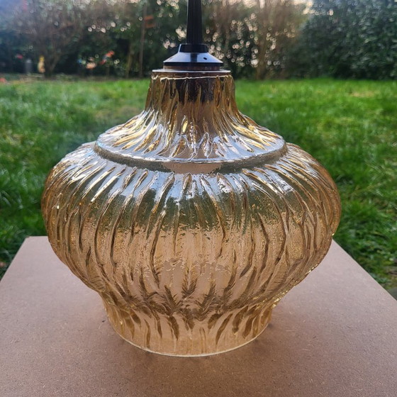 Image 1 of Lampada a sospensione vintage in vetro ambrato iridescente degli anni '60-'70