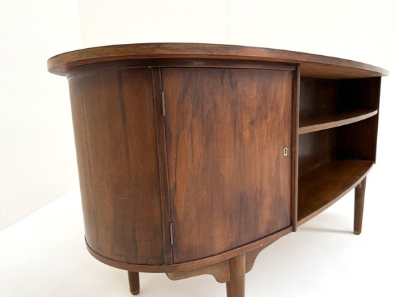 Image 1 of Mid-Century Modern Schreibtisch aus Nussholz mit Bücherregal-Rückseite