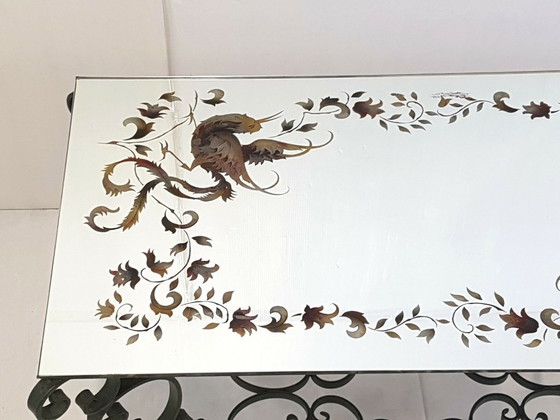 Image 1 of Vintage salontafel uit de jaren 40, groen smeedijzer met spiegelblad en vogeldecoratie.