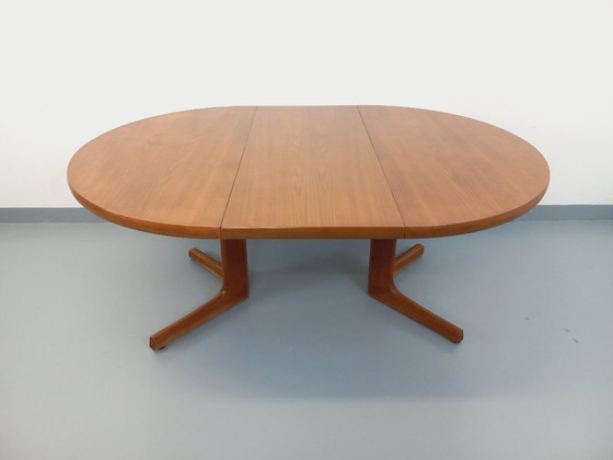 Image 1 of Table à manger ronde scandinave vintage en teck des années 60 avec rallonges