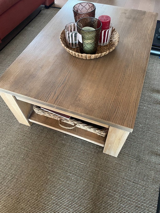 Mesa de centro de roble macizo con cesta para periódicos