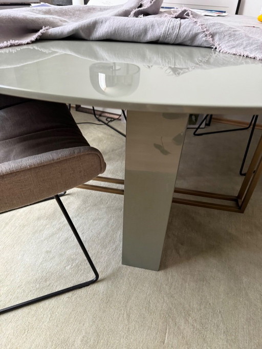 Meridiani dining table "Plinto" round Ø 140 cm, custom size, Sage high-gloss lacquer / brass – list price (photo 2 of 5)