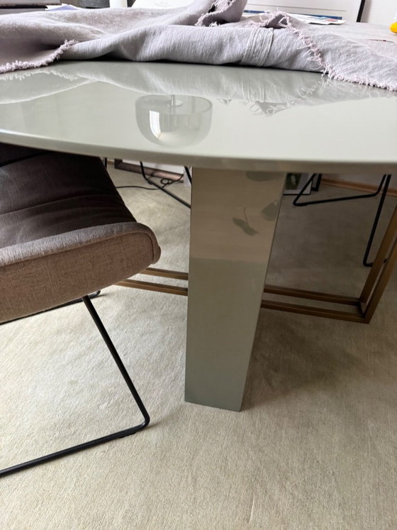 Meridiani dining table "Plinto" round Ø 140 cm, custom size, Sage high-gloss lacquer / brass – list price (photo 2 of 5)