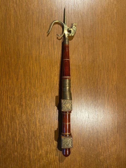 Oggetto decorativo asiatico basato su un gancio a forma di elefante (ankus)