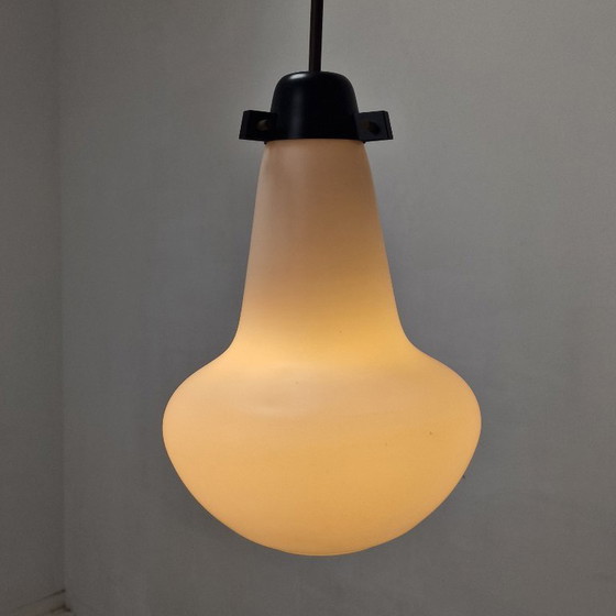 Image 1 of Pendelleuchte aus der Mitte des 20. Jahrhunderts, aus Milchglas und Messing, Italien, 1960er Jahre