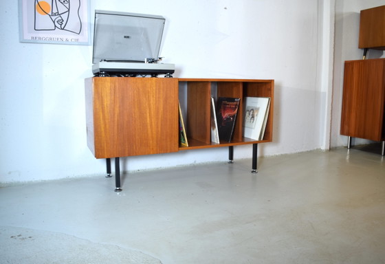 Image 1 of Vintage teakhouten vinylplatenkast/dressoir in mid-century stijl.