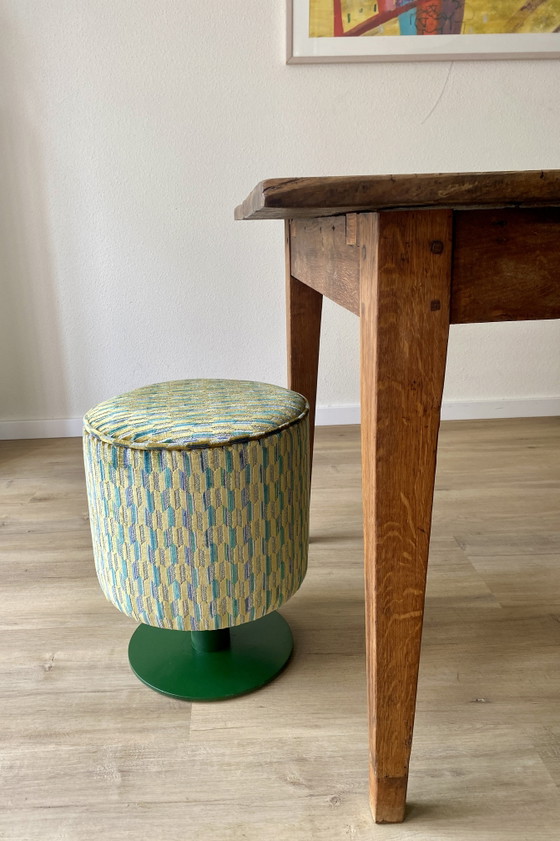 Poggiapiedi di Design McDonald's Upcycled Unico, Rivestito su Base in Acciaio – Handmade, Poggiapiedi e pouf (photo 9 of 10)