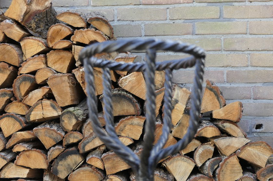 Image 1 of Paire de grands fers à repasser ou boules à feu en fer forgé (Andier)