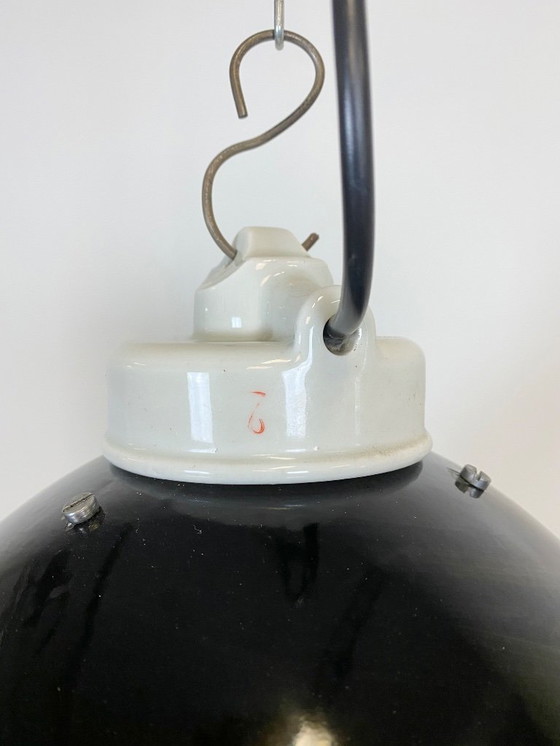 Image 1 of Lampada industriale in smalto nero con parte superiore in porcellana, anni '50