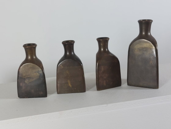 Image 1 of Kwintet van vier driehoekige messing vazen ​​met patina-afwerking.
