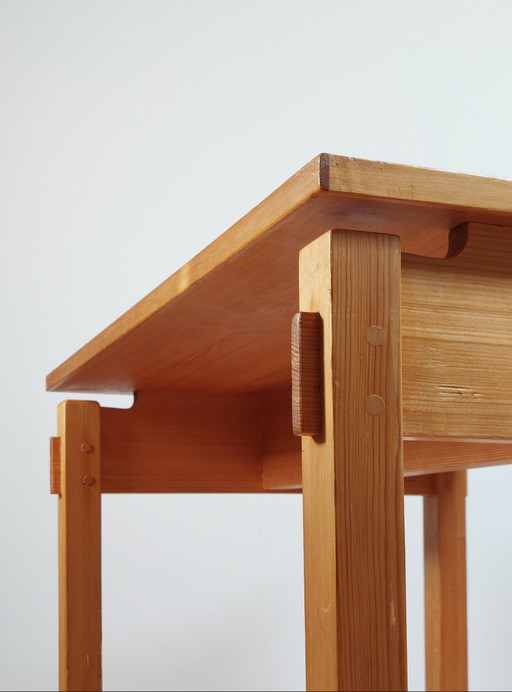 Mesita auxiliar vintage de madera de pino, pieza de artesano.