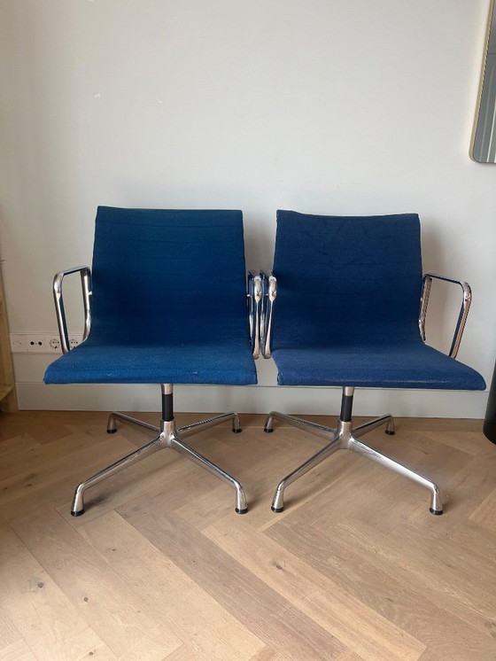 Image 1 of Par de sillas originales Vitra Eames del grupo de aluminio (EA 108), tapizadas en tela azul.